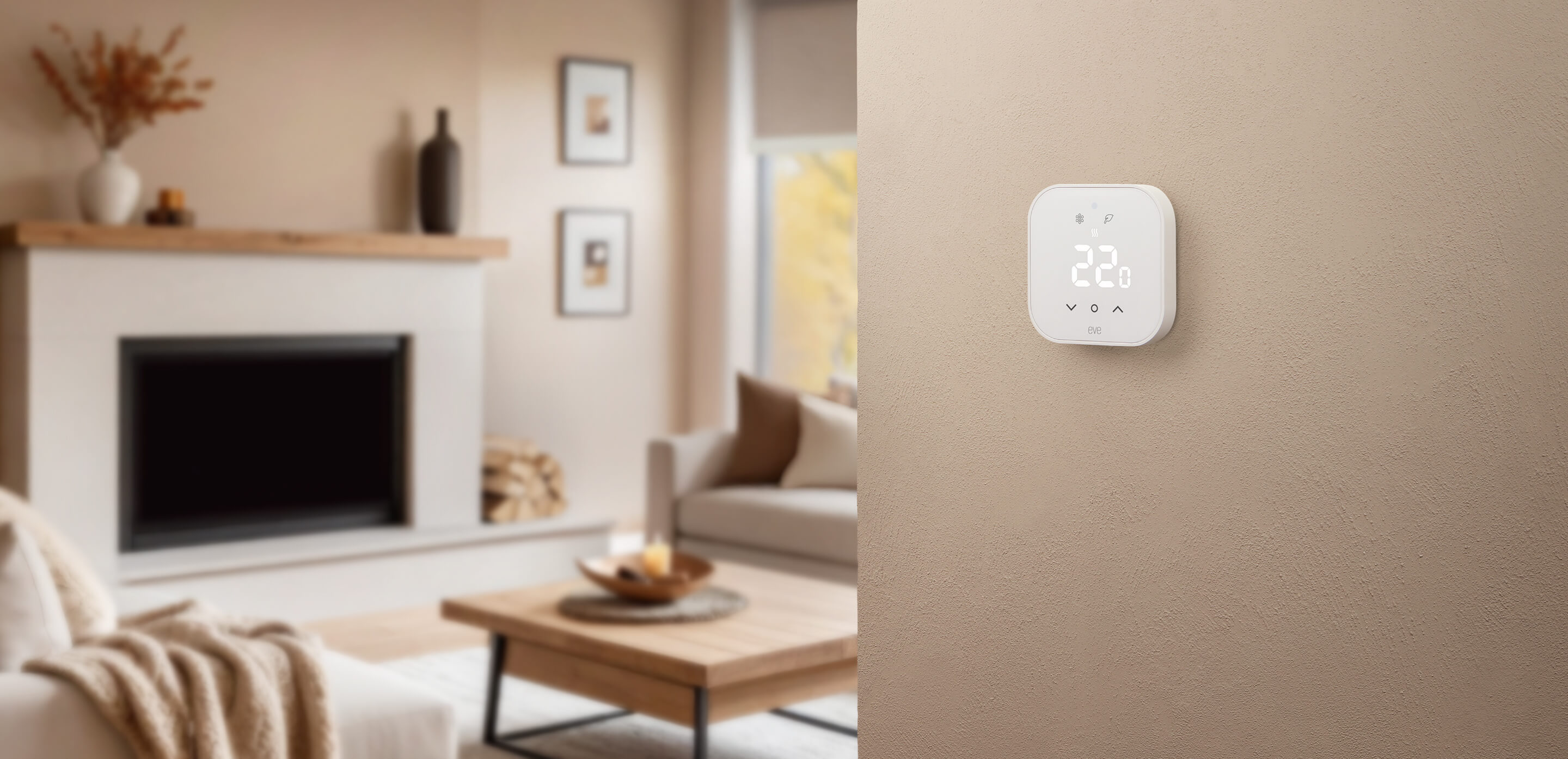 Eve Thermostat: Bild eines modernen Wohnzimmers an der Seite eine Wand mit Eve Thermostat, das 22° anzeigt